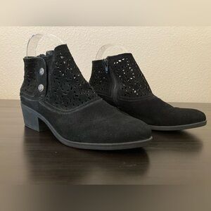 BARETRAPS Garin Black Ankle Booties Size 7 Suede Leather Western Cut-Out Cowboy